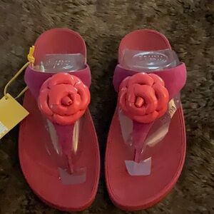 NEW FITFLOP RIO pink caffeine shoes sandals patent camellia rose like flower 10